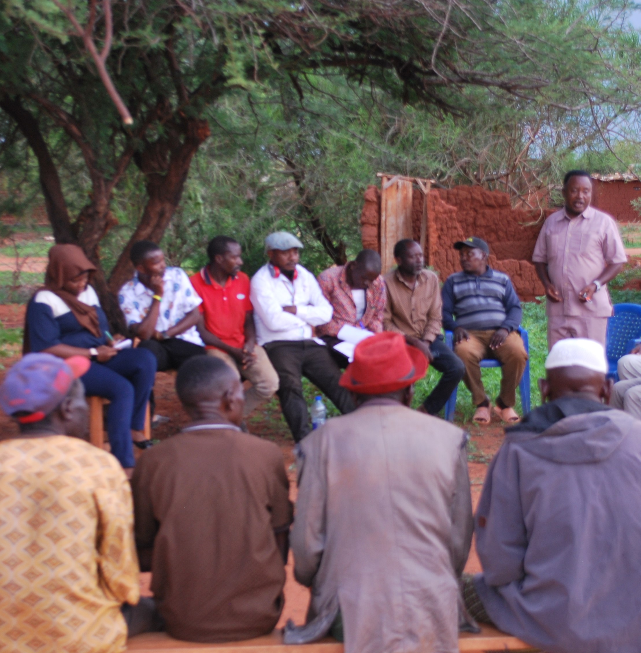 Watoto wakipokea elimu